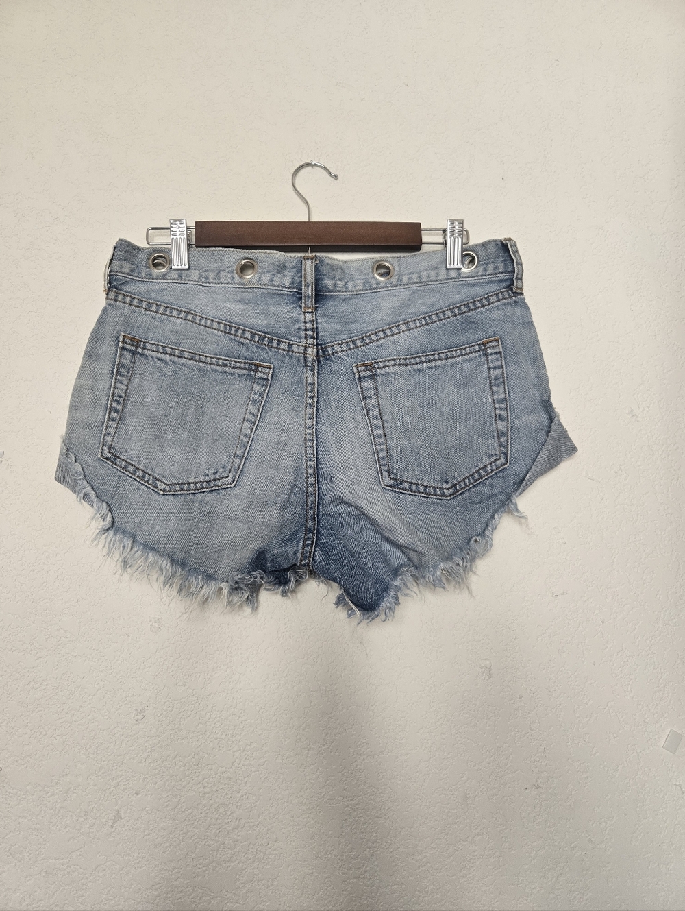 WE THE FREE Frayed Hem Light Blue Denim Shorts .Size 28 - Picture 10 of 11
